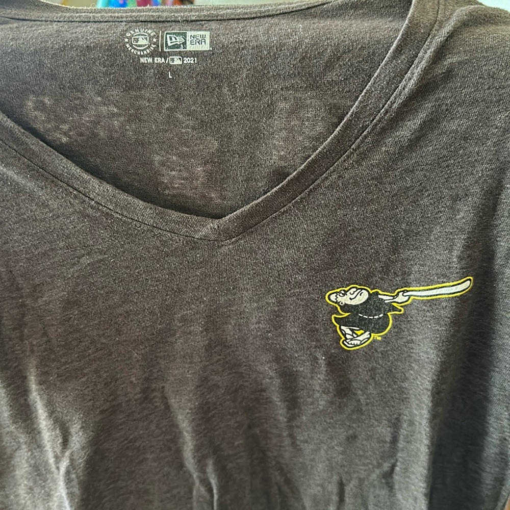 New Era women’s San Diego Padres Manny Machado v neck tee size L